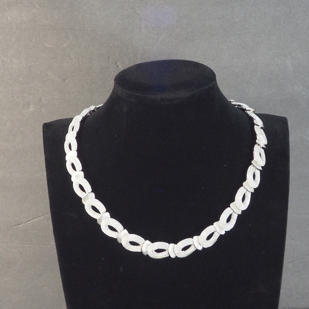 Monet Collar Necklace Chain Link Silver Tone Mesh Textured Oval Vintage Estate - Picture 1 of 9